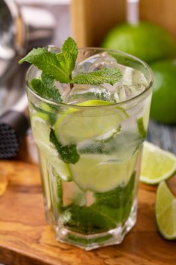 Taze mojito kokteyli, limon, nane ve buz.