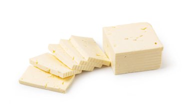 feta peyniri beyaza izole edilmiş.