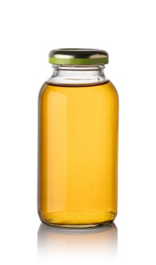 Meyve suyu şişesi kırpma yolu ile beyaz arka planda izole