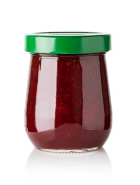 Ahududu reçeli kavanozları kırpma yolu ile beyaz arkaplanda izole