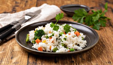 Lezzetli pirinç ve sebzeli kase. Seçici odak.