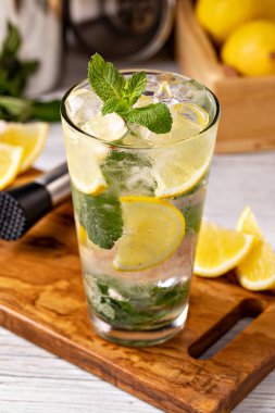 Masada bir bardak taze limonata.