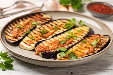 Domatesli fırında patlıcan, sarımsak ve kırmızı biber.