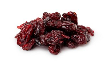 Beyaz arka plan üzerinde izole kurutulmuş cranberries.
