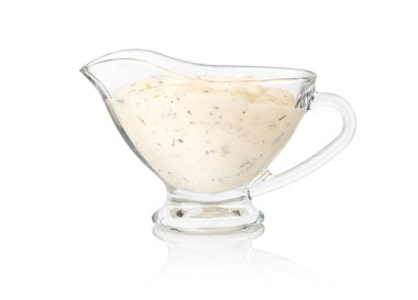 Tartar sosu beyaz arka plan üzerinde izole kase