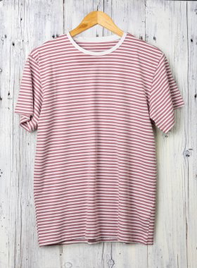 Kırmızı ve beyaz tişört mankenleri tahta arka planda yatıyordu.