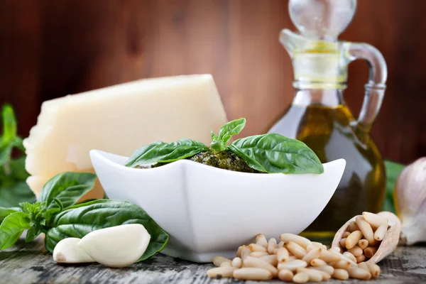 Pesto di basilico in una piccola ciotola — Foto Stock