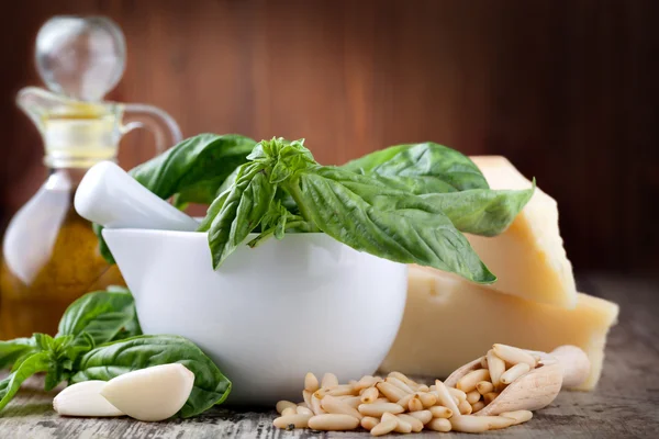 Pesto al basilico e ingrediente fresco — Foto Stock