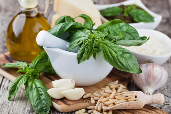 Ingredientes para fazer pesto — Fotografia de Stock