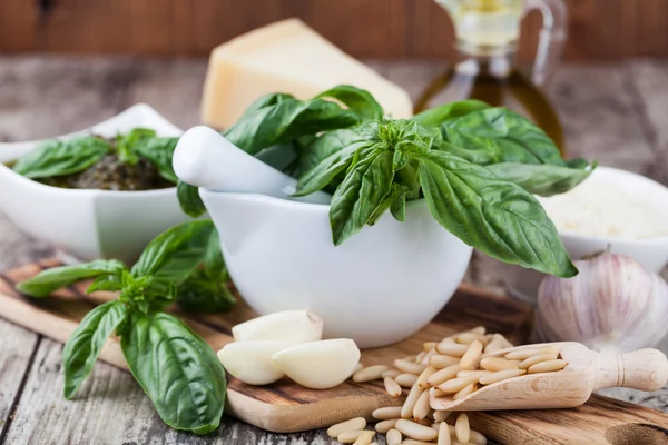 Ingrédients pour la fabrication du pesto — Photo