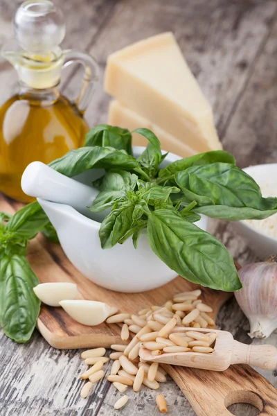 Ingredientes para fazer pesto — Fotografia de Stock