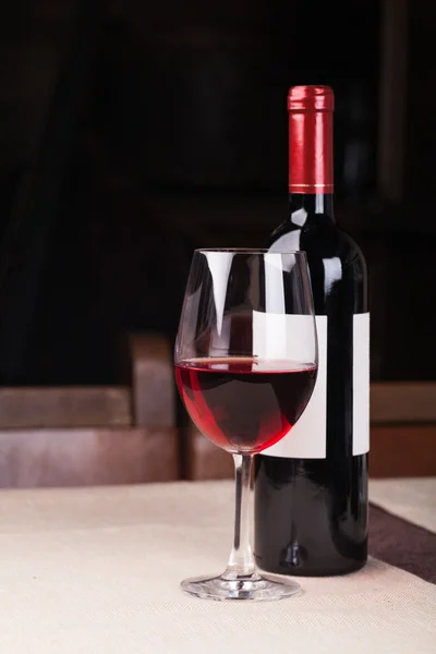 Vinflaska med glas — Stockfoto