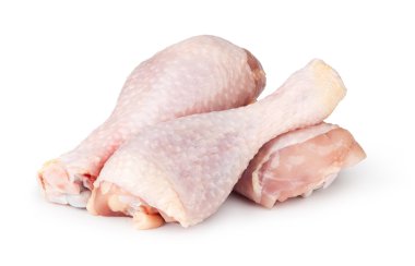 Çiğ tavuk eti parçaları.