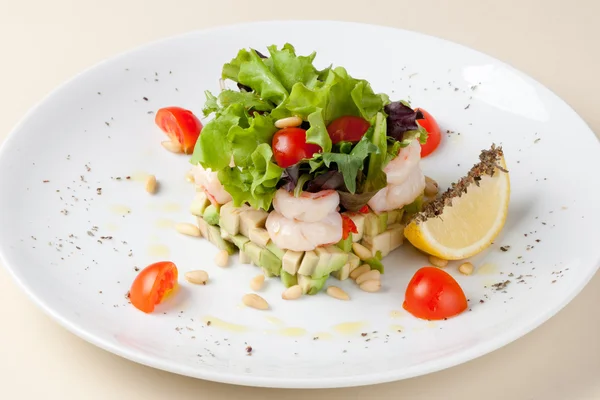 Avokado ve karides salatası — Stok fotoğraf