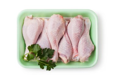 Çiğ tavuk eti parçaları.