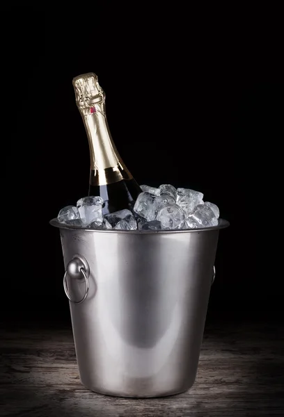 Champagne fles in een emmer met ijs — Stockfoto