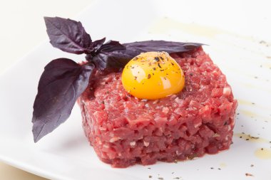 Yumurtalı etli tartar.