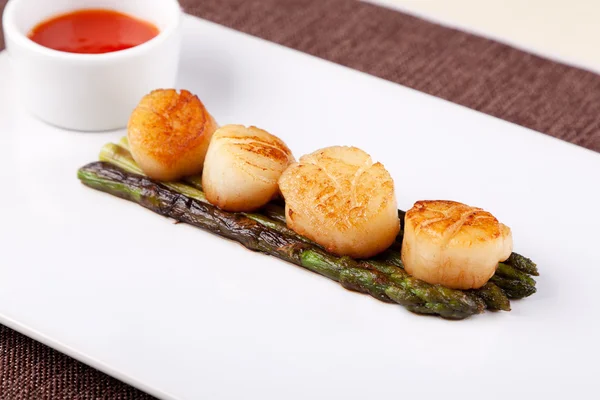 Fried scallops with asparagus — Stock Photo, Image