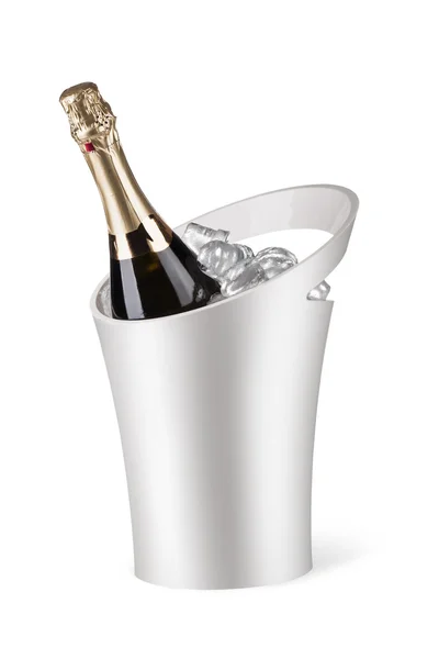 Bottiglia di champagne in un secchio con ghiaccio — Foto Stock