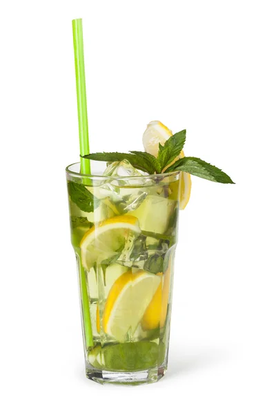 Bicchieri di bevande alla frutta con cubetti di ghiaccio — Foto Stock