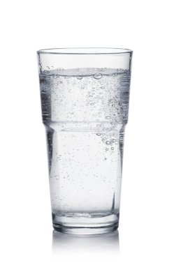 Bir bardak maden suyu.