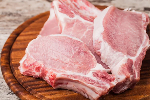 pişmemiş domuz eti