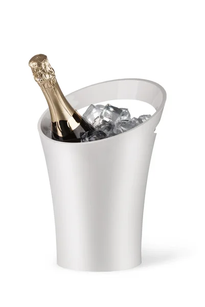 Garrafa de champanhe em um balde com gelo — Fotografia de Stock