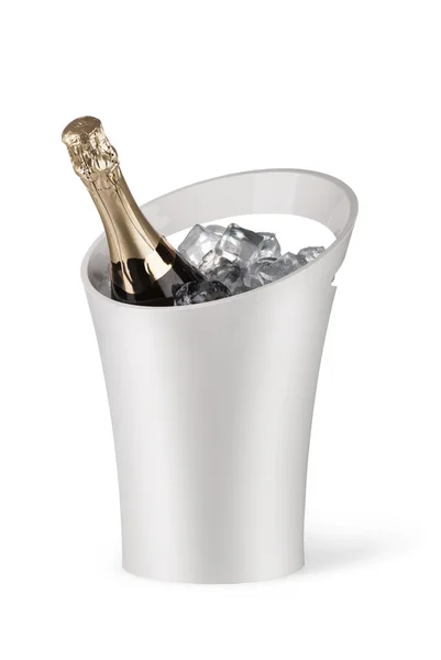 Champagne flaska i en hink med is — Stockfoto