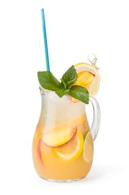 buz küpleri ile meyve içecekler bardak