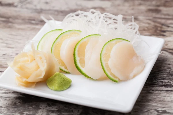 Sint-jakobsschelpen sashimi — Stockfoto