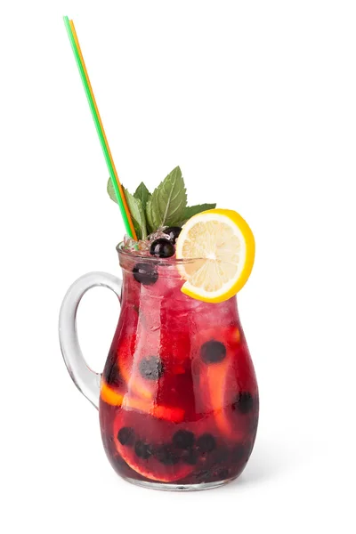 Bicchieri di bevande alla frutta con cubetti di ghiaccio — Foto Stock