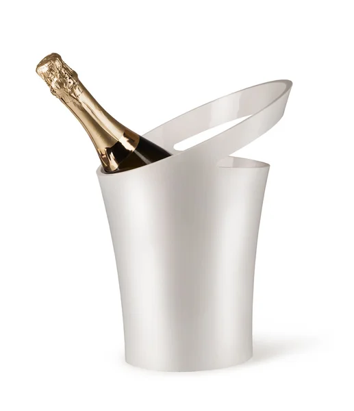 Şampanya şişesi buzlu bir kovada — Stok fotoğraf