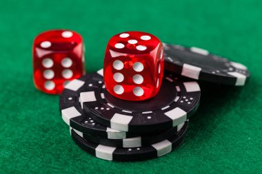 Kırmızı zar ve cips