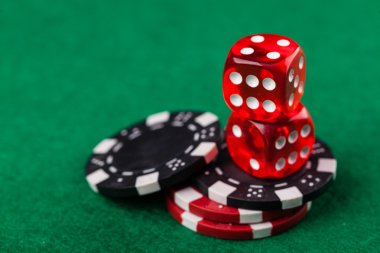 Kırmızı zar ve cips