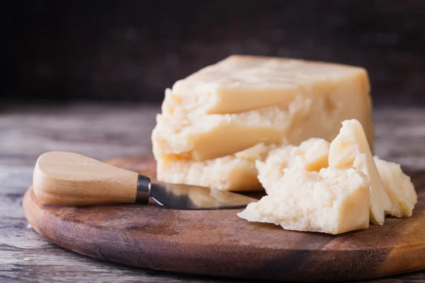 Kesme tahtası üzerinde parmesan peyniri — Stok fotoğraf