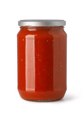Gümüş kapaklı cam bir kavanozda domates sosu, beyaz arka planda izole edilmiş.