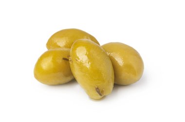 Birkaç yeşil zeytin turşusu sağlıklı bir atıştırmalık oluşturur.