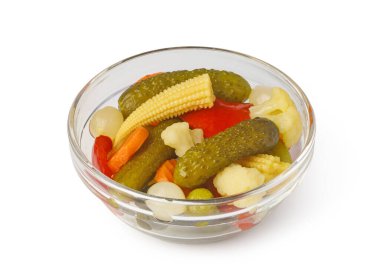 Turşu turşusu, bebek mısırı, karnabahar, biber ve cam kasede soğan da dahil olmak üzere sebze turşusu.