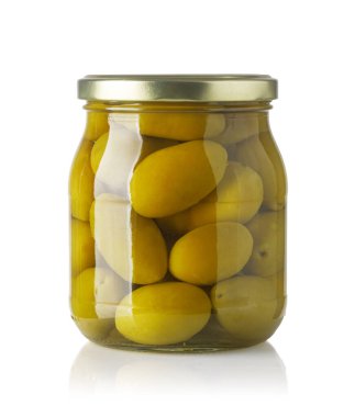 Tuzlu suyla korunmuş yeşil zeytinler şeffaf cam bir kavanozun içinde, beyaz üzerine izole edilmiş.