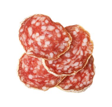 Beyaz arka planda klasik domuz eti mezesini sunan salam dilimleri.