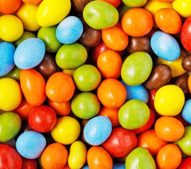 Çok renkli şeker kaplı şeker, canlı bir şekerleme dokusu yaratıyor.