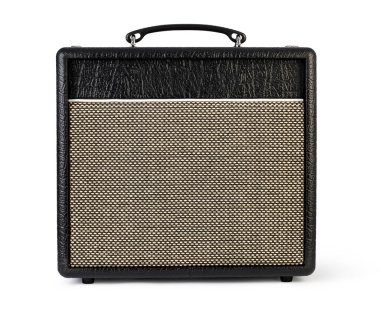 Siyah deri desenli ve bej ızgaralı gitar yükselticisi, beyaz arka planda izole edilmiş.