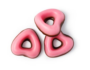 Üç tatlı pembe jöleli çikolatalı kurabiye, beyaz arka planda izole edilmiş.