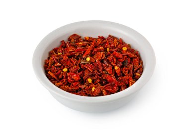 Kırmızı biber taneleri beyaz bir kaseyi doldurur, baharat ve lezzet sağlar.