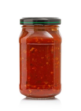 Canlı kırmızı domates sosuyla dolu cam kavanoz ev yapımı aromayı koruyor.