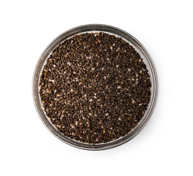 Beyaz arka planda cam bir kasede Chia tohumları, izole edilmiş.