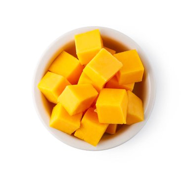 Beyaz bir kasede oturan çedar peyniri küpleri, yukarıdan bakıldığında, beyaz bir arka planda