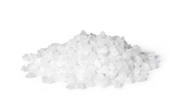 Kaba kaya tuz kristalleri, temiz beyaz arka planda izole edilmiş bir yığın oluşturur.