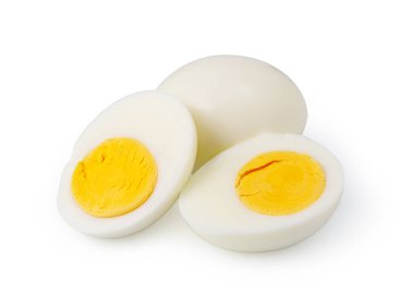 Sert haşlanmış tavuk yumurtası, bütün ve dilimlenmiş, sağlıklı protein kaynağı sağlıyor.