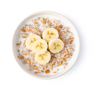 Süt ve muz dilimli gevrek gevrekleri beyaz arka planda tepeden tırnağa atılıyor.